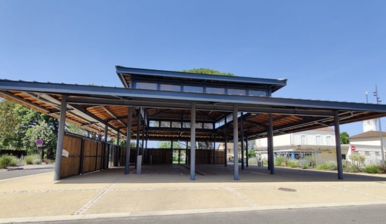 Construction d’une halle dans le centre-bourg de Saint-Julien-en-Born (40)