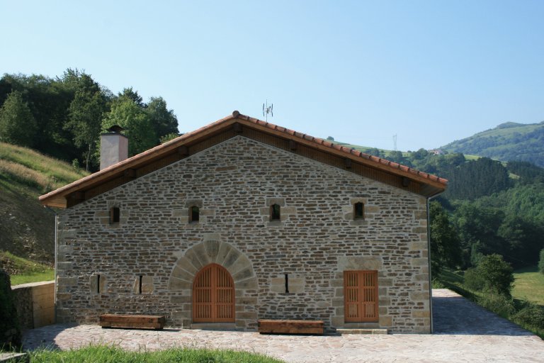 Réhabilitation d’une ancienne ferme du XIIème siècle  sur le site Manterola-Erdi à Aia (Espagne)