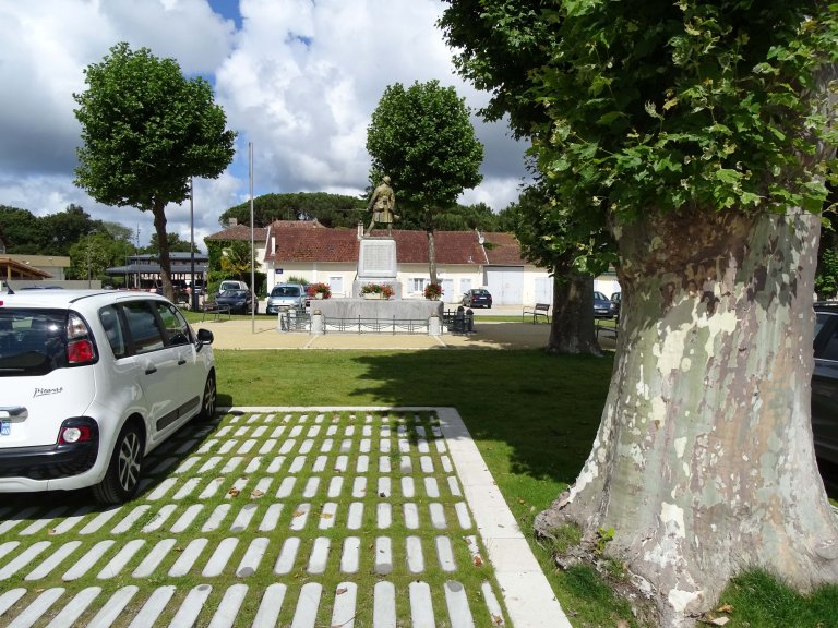 Saint-Julien-en-Born centre-bourg